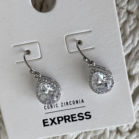 🌺 SOLD 🌺 NWT Silver Faux Diamond Earrings - Picture 7 of 7